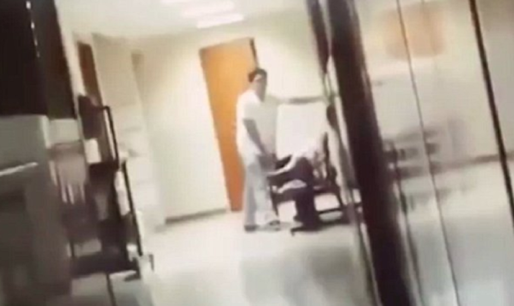 Doktor trljao genitalije o lice zaspale pacijentkinje! (VIDEO)