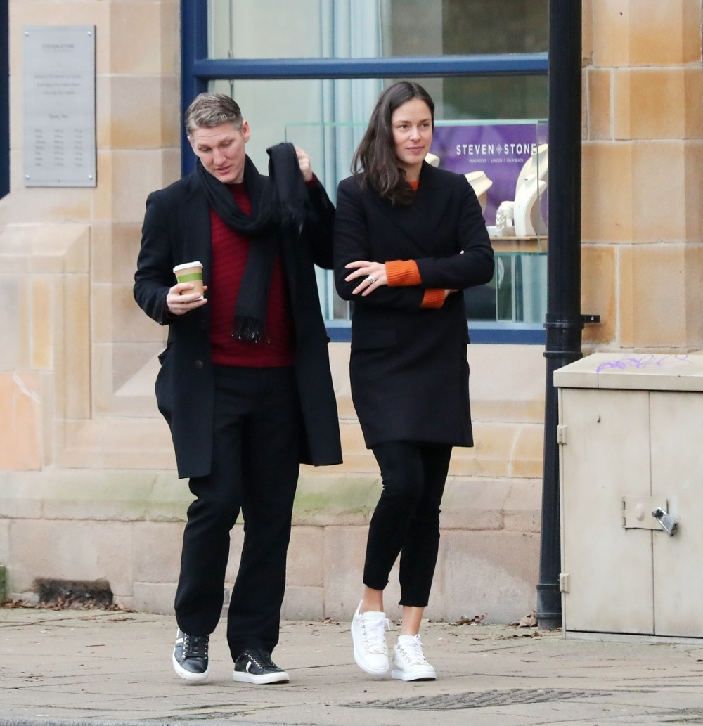 Majko sveta, šta je OVO IZA ANE, ona ne reaguje, a  SPODOBA  joj za vratom! (FOTO)