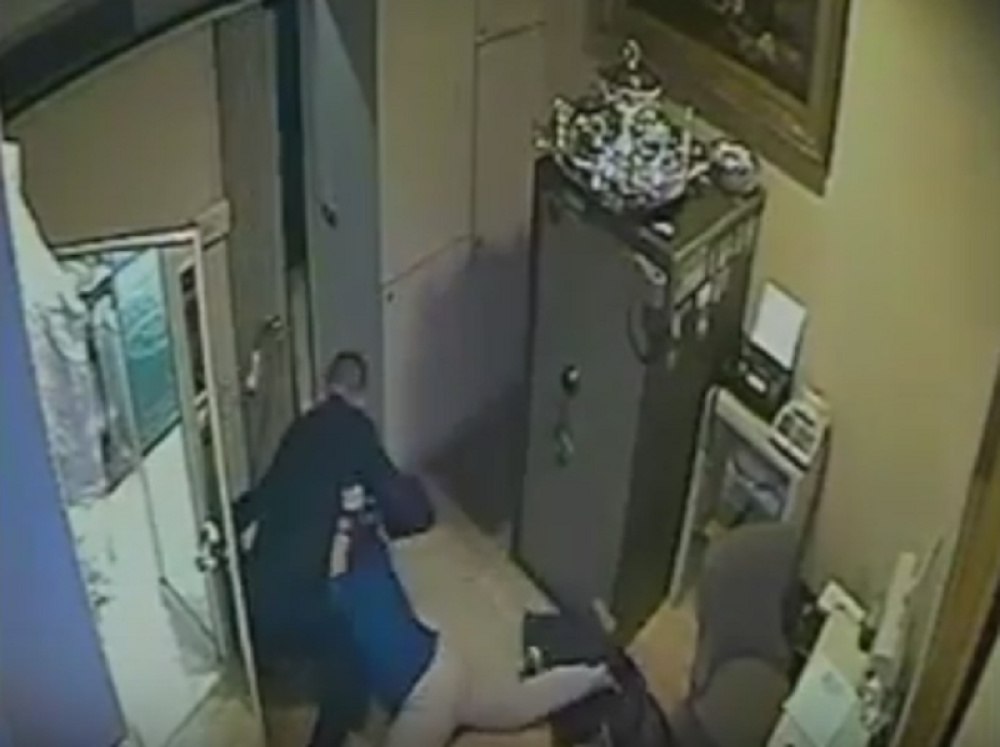 Pogledajte kako Srbi pljačkaju zlataru u Milanu! (VIDEO)