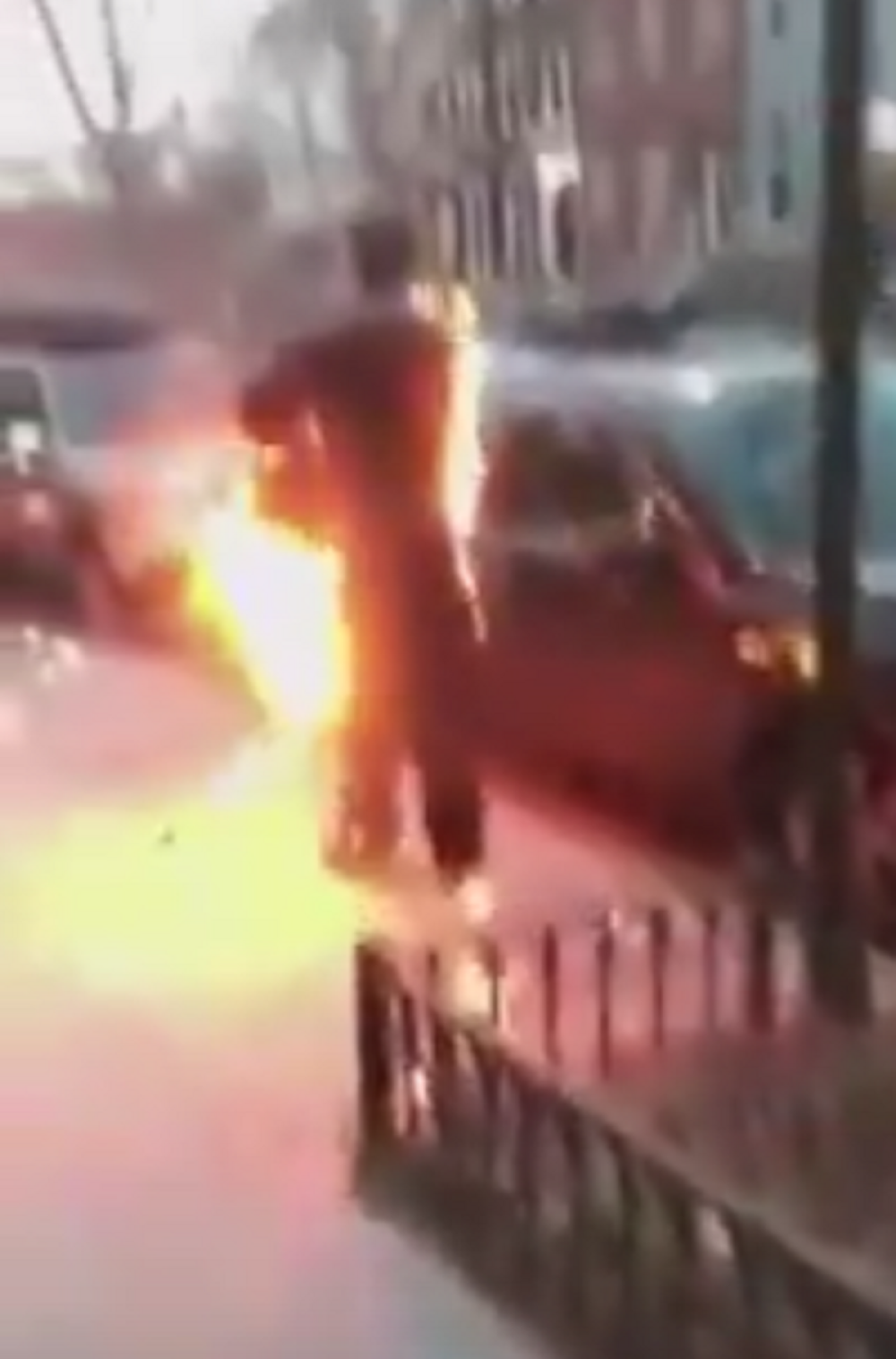 Čovek goreo i mirno šetao ulicom?! (VIDEO)