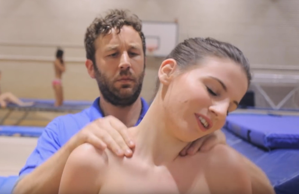 Ovaj tip ima najbolji posao na svetu! (VIDEO 18+)