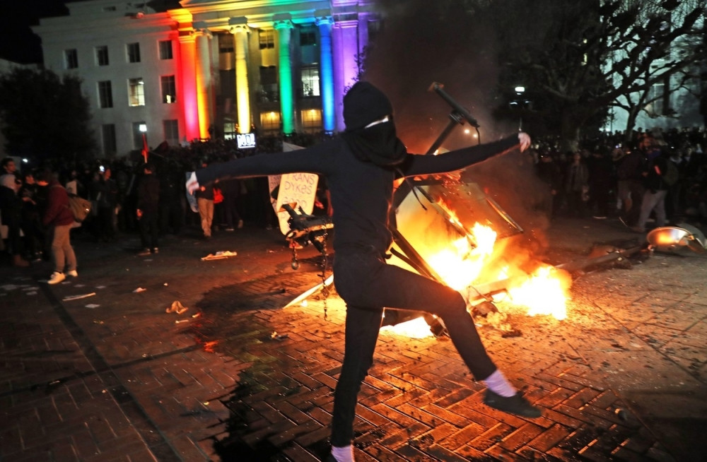 Spalili univerzitet, hoće Trampovu smrt (FOTO+VIDEO)