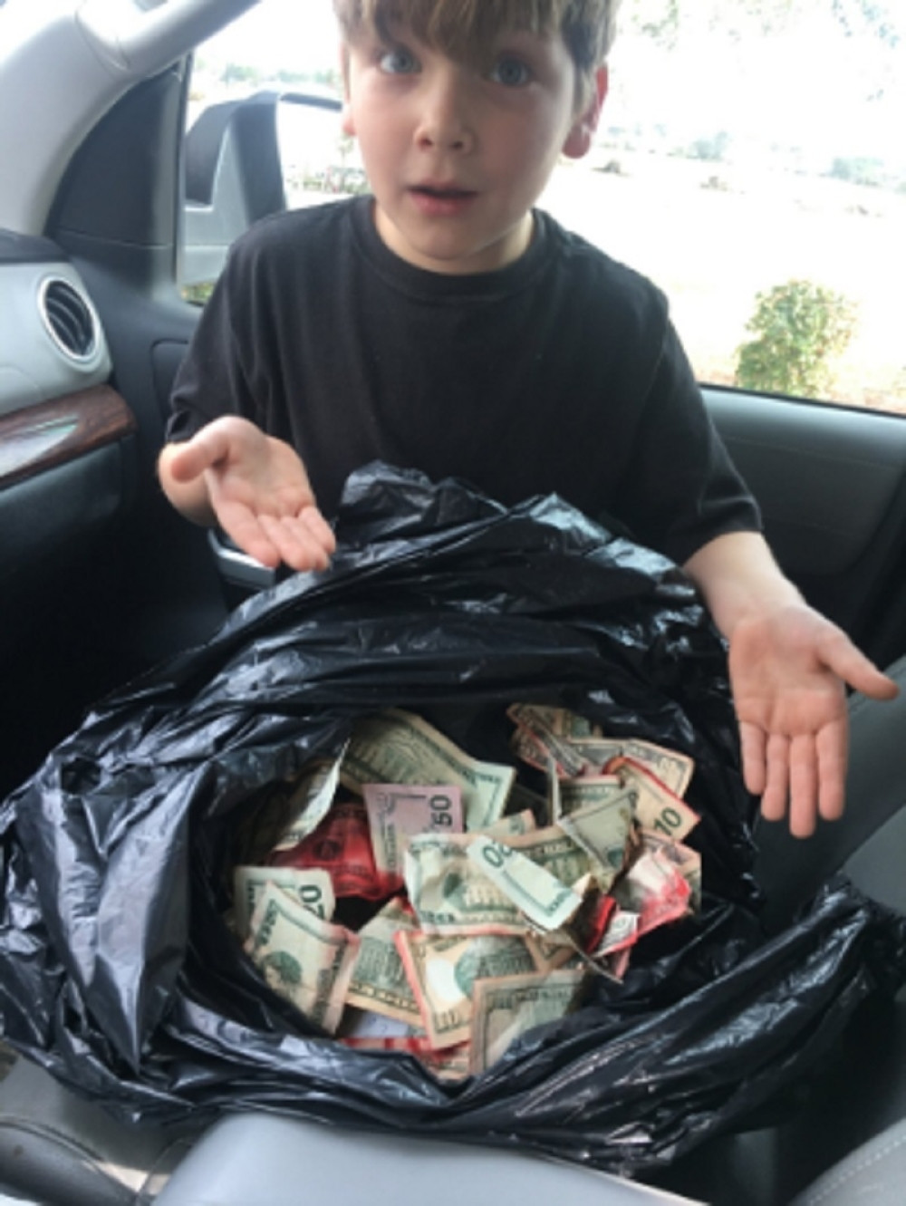 Dečak pronašao ukradeni novac (VIDEO)