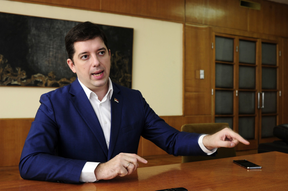 Tači koristi zid za nasilje nad Srbima!