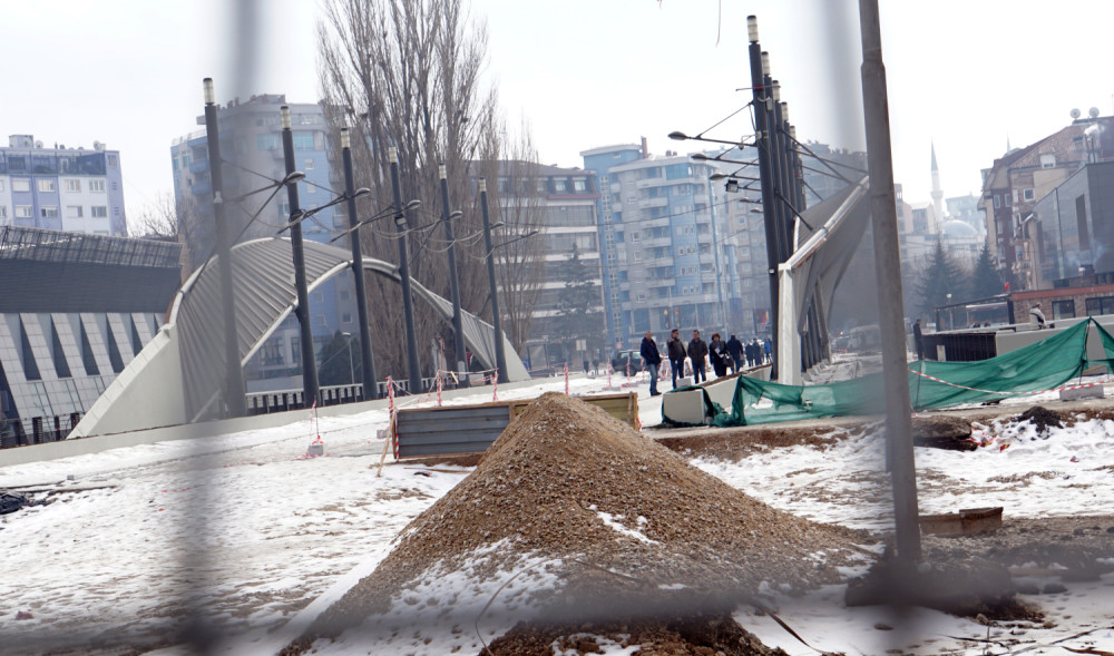 Počelo rušenje zida u Kosovskoj Mitrovici