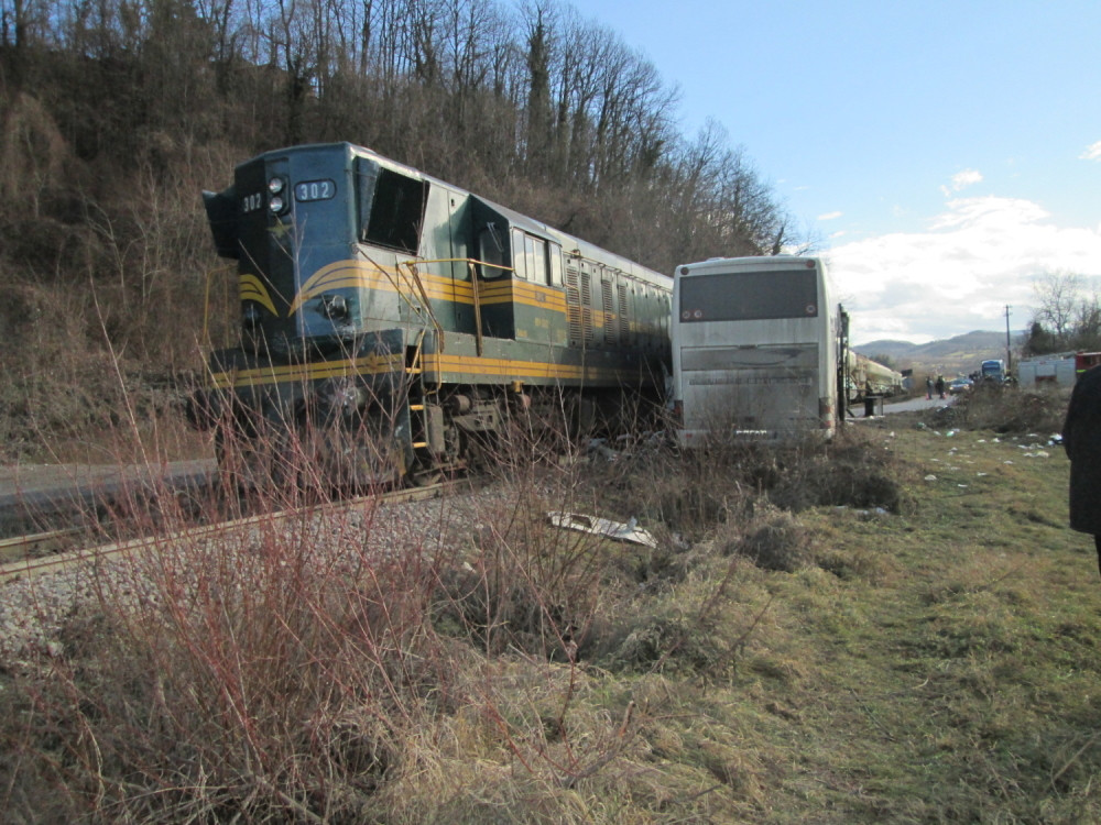 Voz udario u autobus, više od 20 povređenih (FOTO)