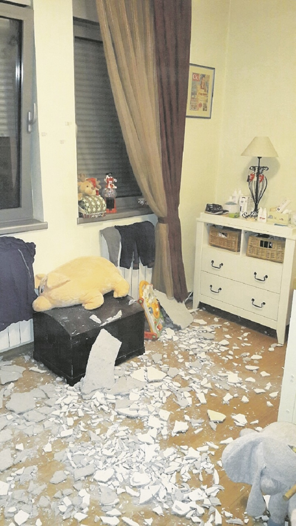 Plafon pao na dete (2), a niko kriv!