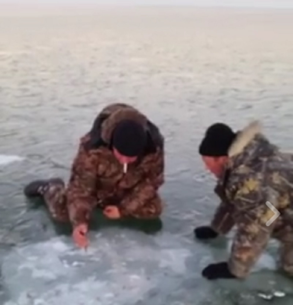 Ovako se Rusi greju na zeleđenom jezeru! (VIDEO)