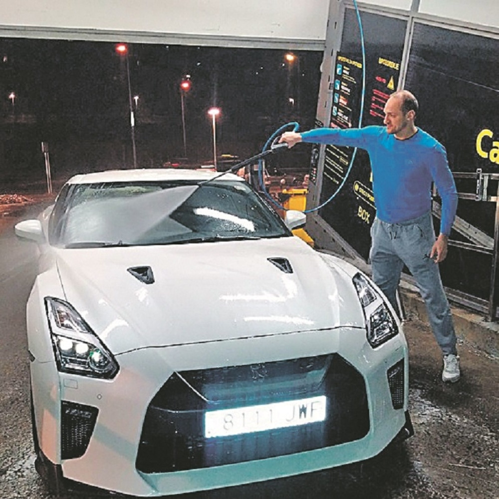 Igor sam pere novi automobil