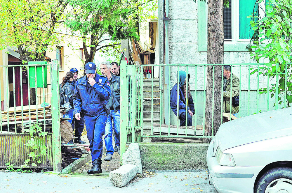 Sestri sekirom smrskao glavu