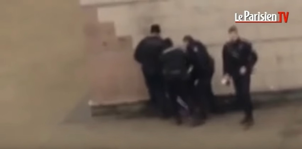 Policajci pendrekom silovali uhapšenog?! (VIDEO)