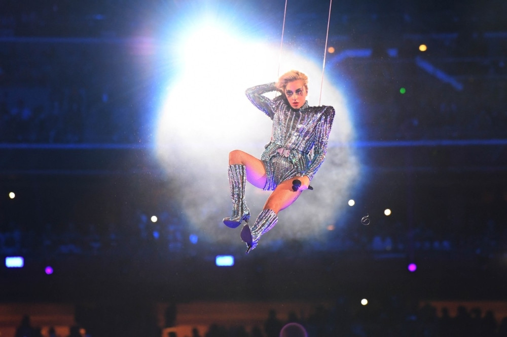 Lejdi Gaga nije skočila sa stadiona! (VIDEO)