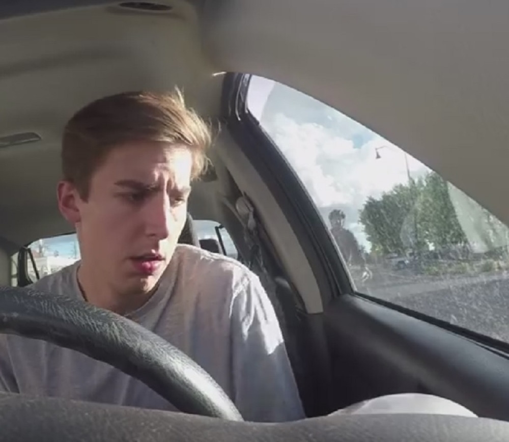 Nikad ne otvarajte vrata automobila levom rukom (VIDEO)