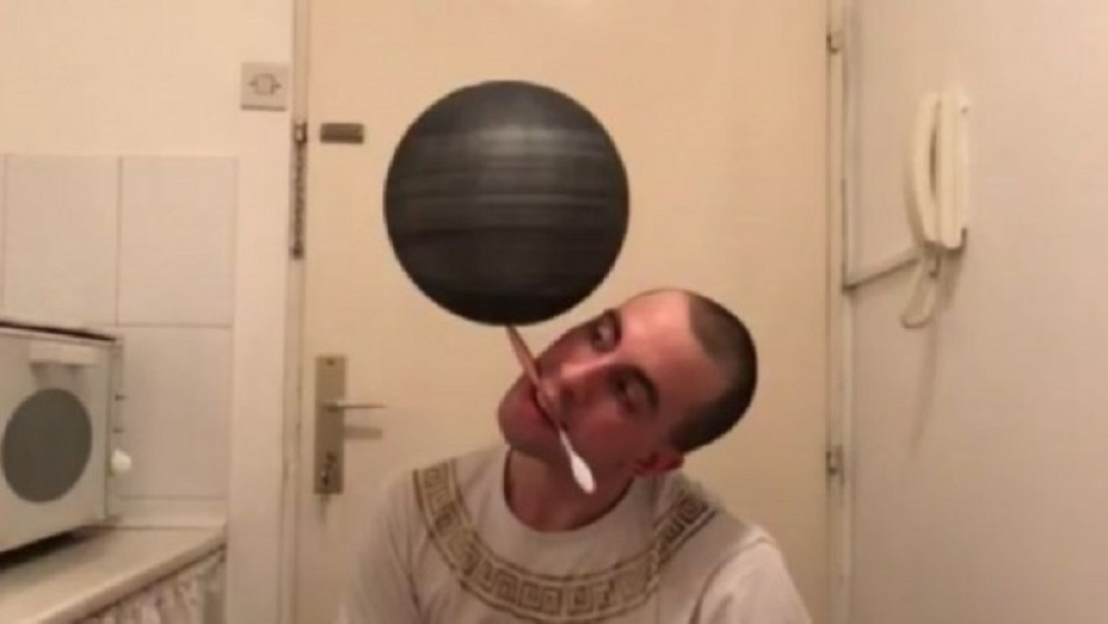 VIDEO~Kikinđanin vrteo loptu na četkici za zube skoro minut