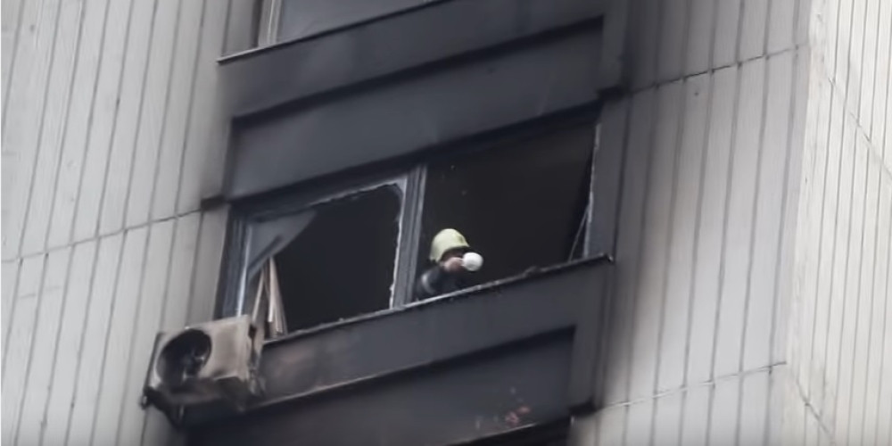 Vatrogasac šoljicom gasio požar (VIDEO)