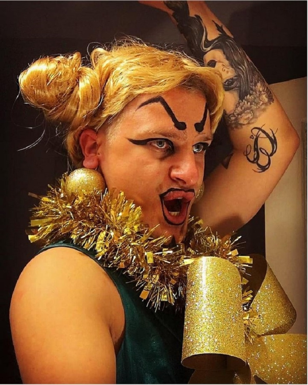 Stavio je žensku periku i osvojio Instagram! (VIDEO)