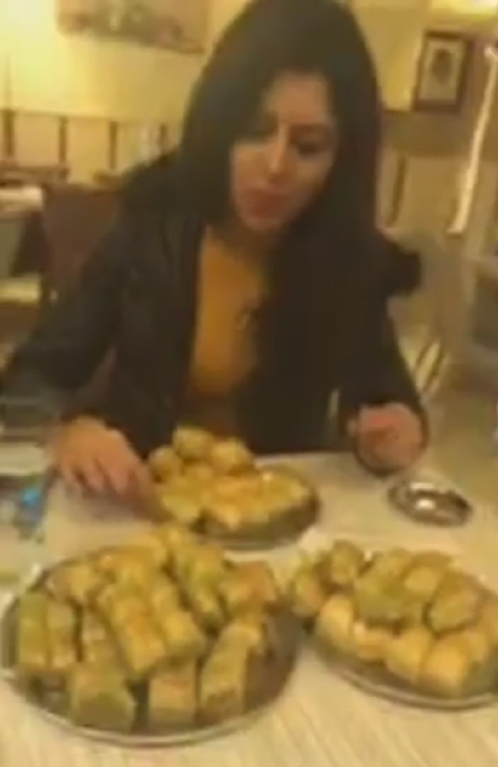Pojela tri tanjira baklave za 13 minuta! (VIDEO)