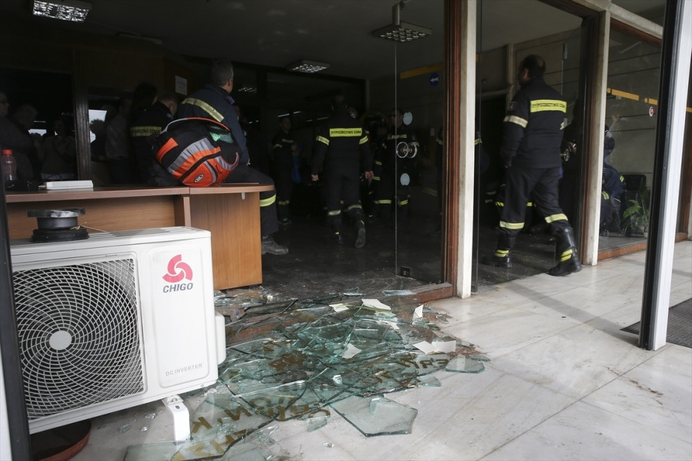 Gori Atina, vatrogasci na ulicama! (FOTO)