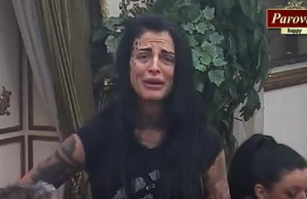 Jelenu su pregledali psihijatri iz "Laze"!