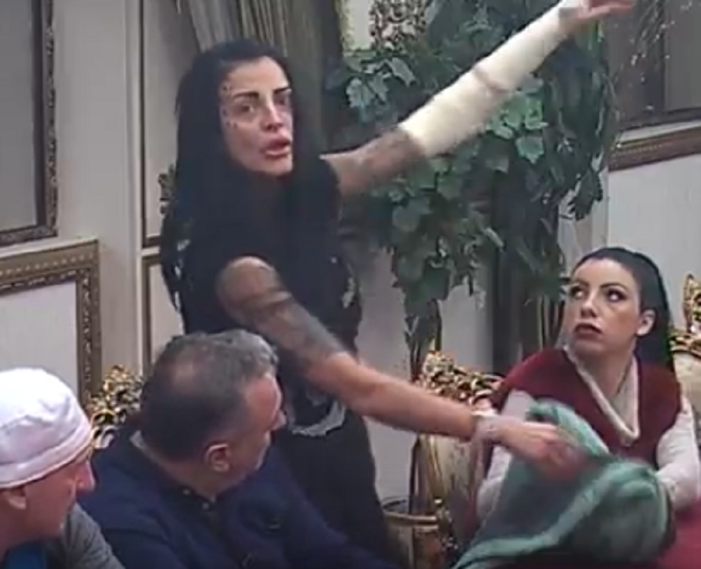 Jelena Krunić digla ruku na sebe!