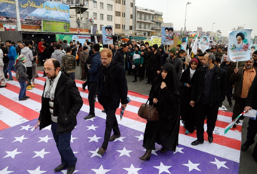 Proslavili praznik gaženjem američke zastave (FOTO)