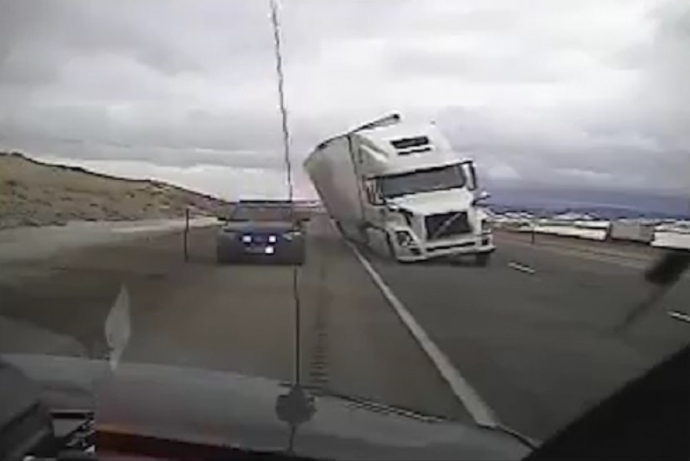 Vetar oborio kamion na policijsko vozilo (VIDEO)