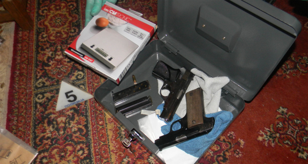 Zaplenjeni droga i oružje, uhapšeno petoro (FOTO)