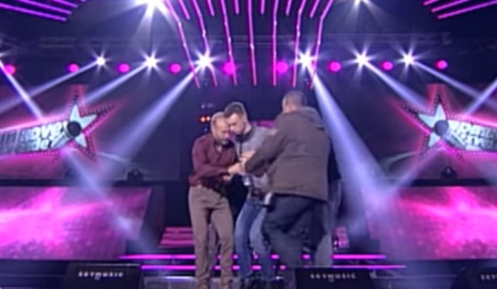 Pozlilo takmičaru "Pinkovih zvezda" (VIDEO)