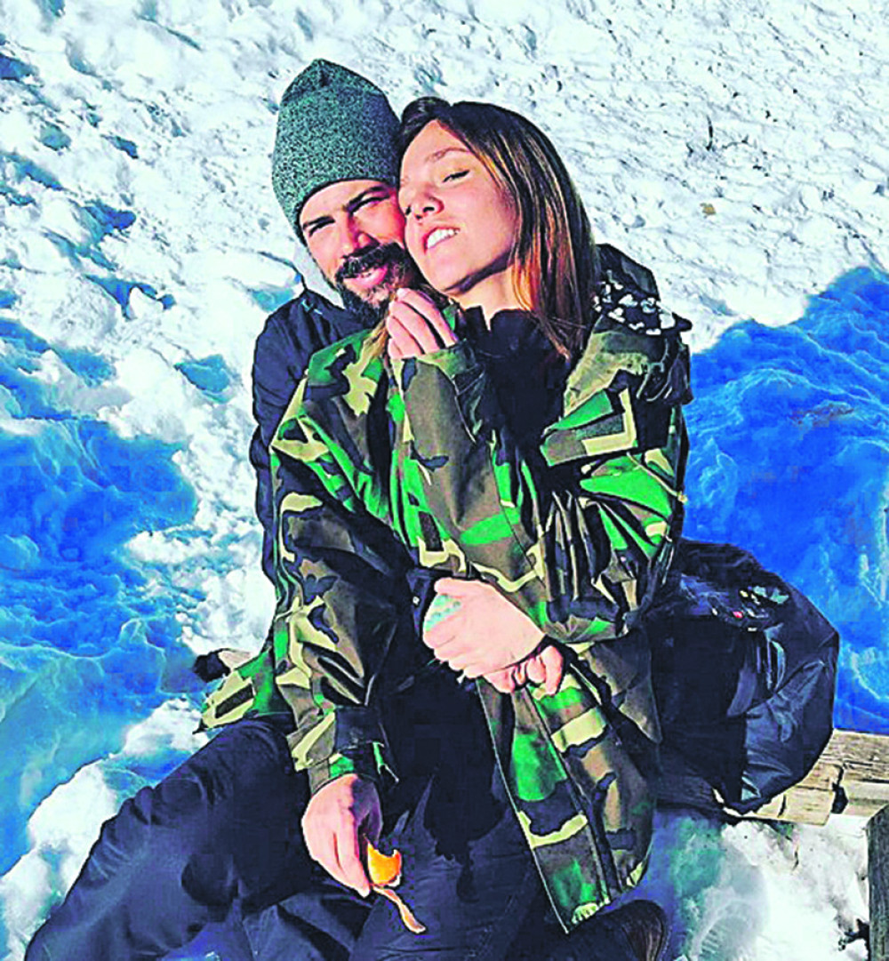 Kežman devojku valjao po snegu