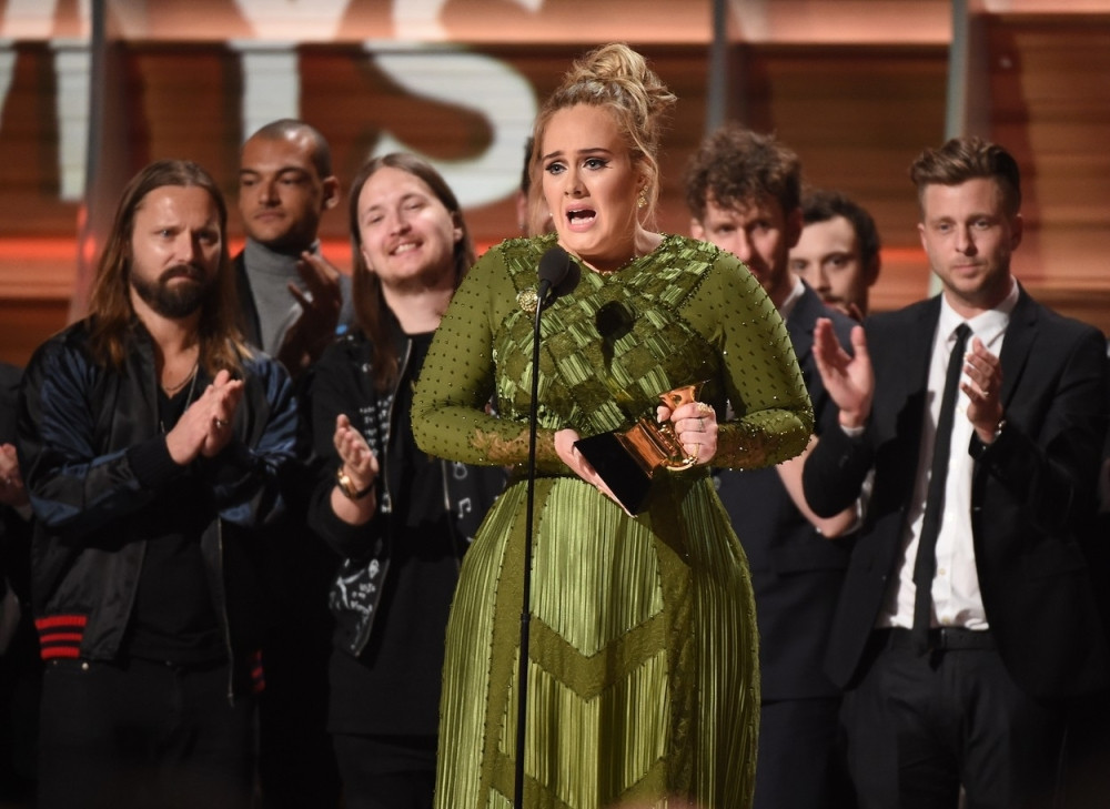 Adel polomila statuu! (FOTO + VIDEO)