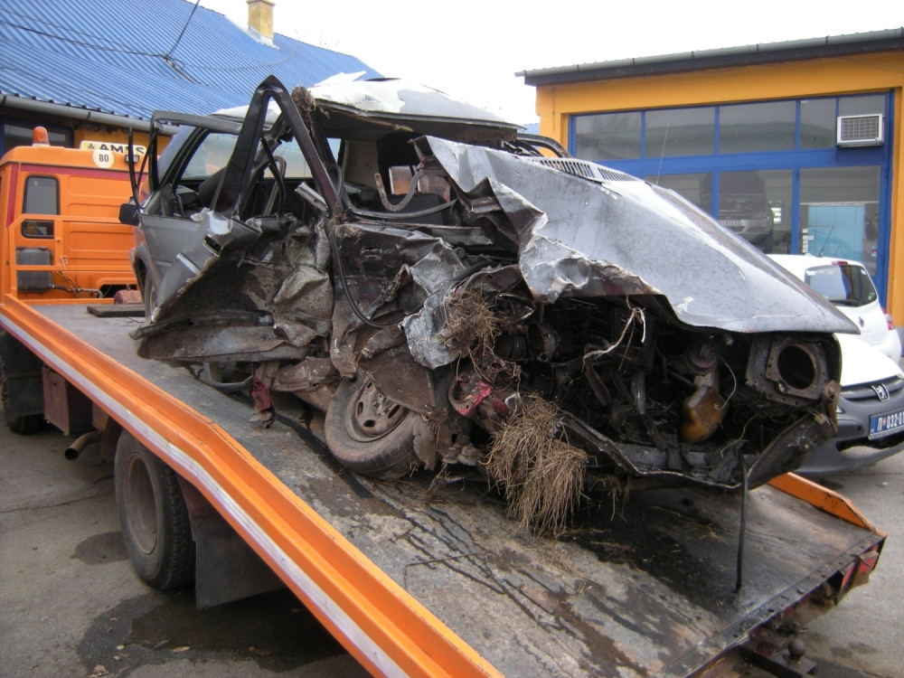 Tri člana porodice poginula na drumu