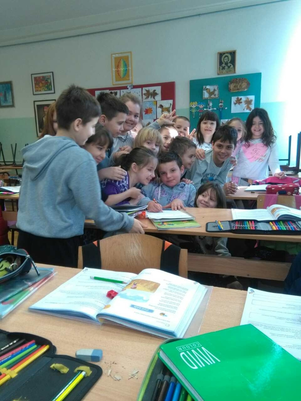 Mala Olivera počastila drugare čokoladom!