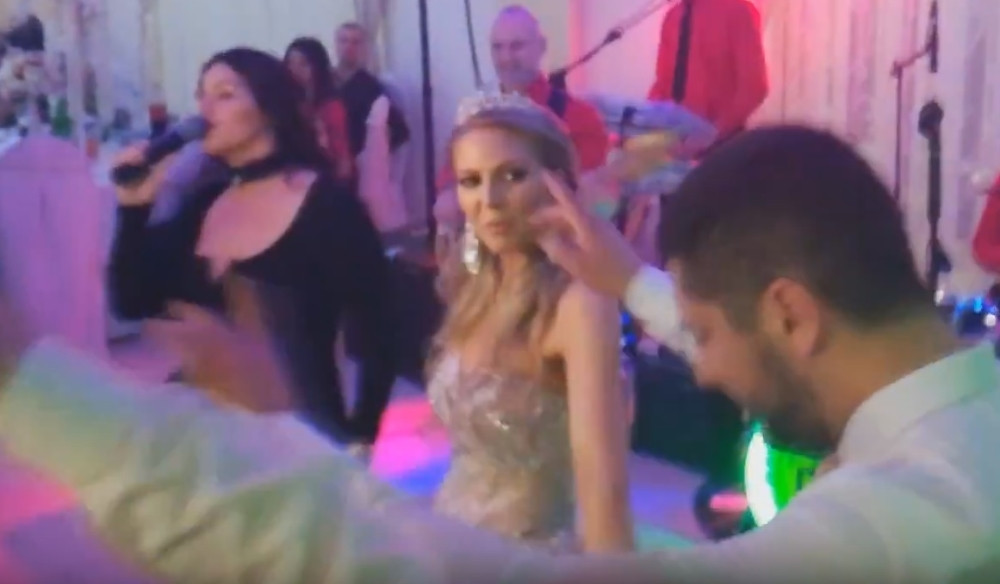 Seka zapevala na kuminoj svadbi! (VIDEO)