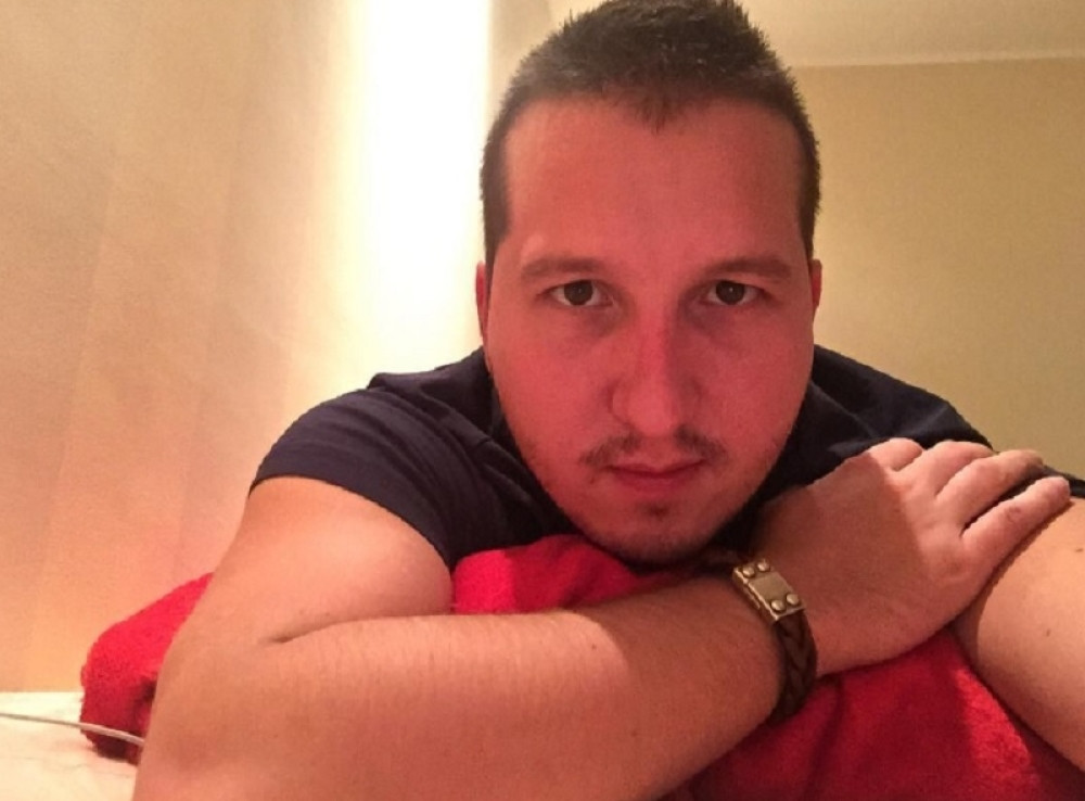 Bivši farmer s devojkom go u kadi (FOTO)