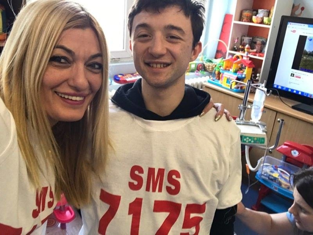 Glumci obradovali mališane koji se leče od raka! (FOTO)