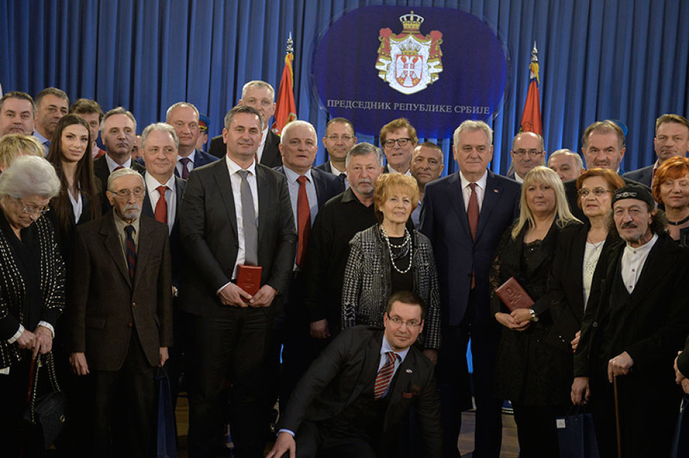 Nikolić podelio 84 odlikovanja!