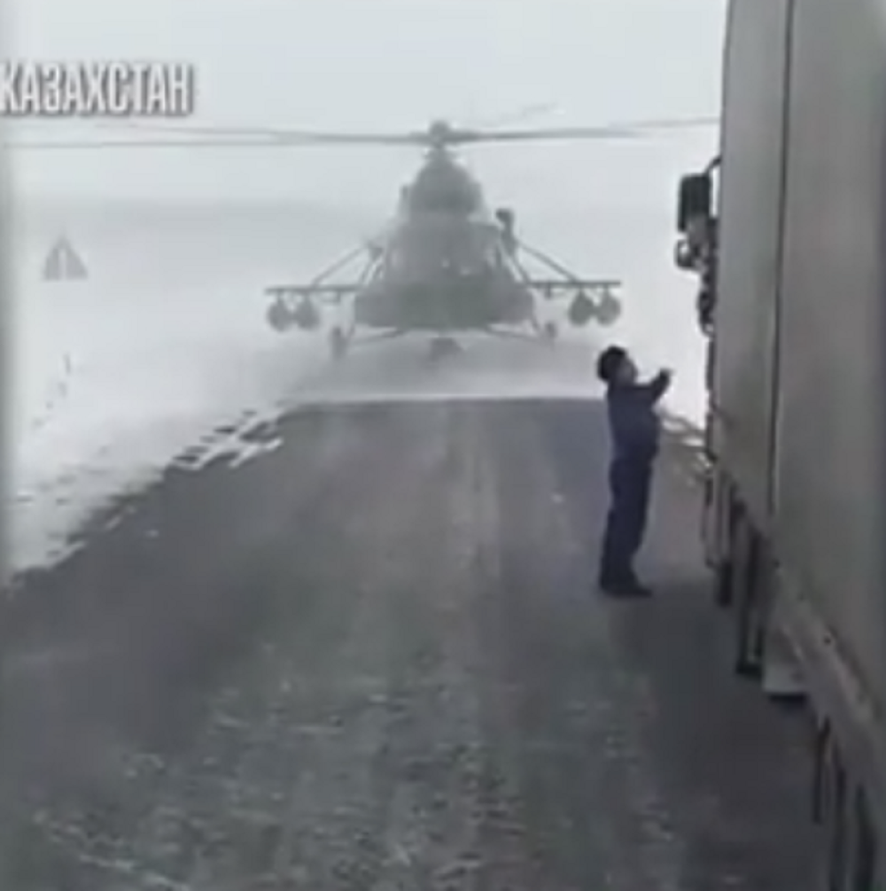 Izgubio se, pa sleteo helikopterom na put da se raspita (VIDEO)