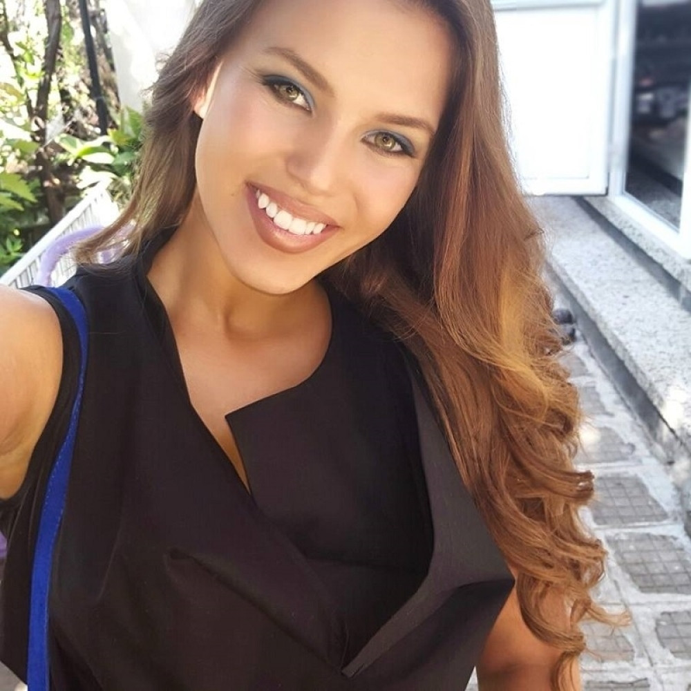 Lepotica među sudijama potpuno gola (FOTO)