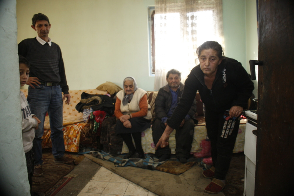 Majka se pomirila sa mužem koji joj je usmrtio dete, otac koji je malu Milicu tresnuo o pod došao NA SAHRANU!