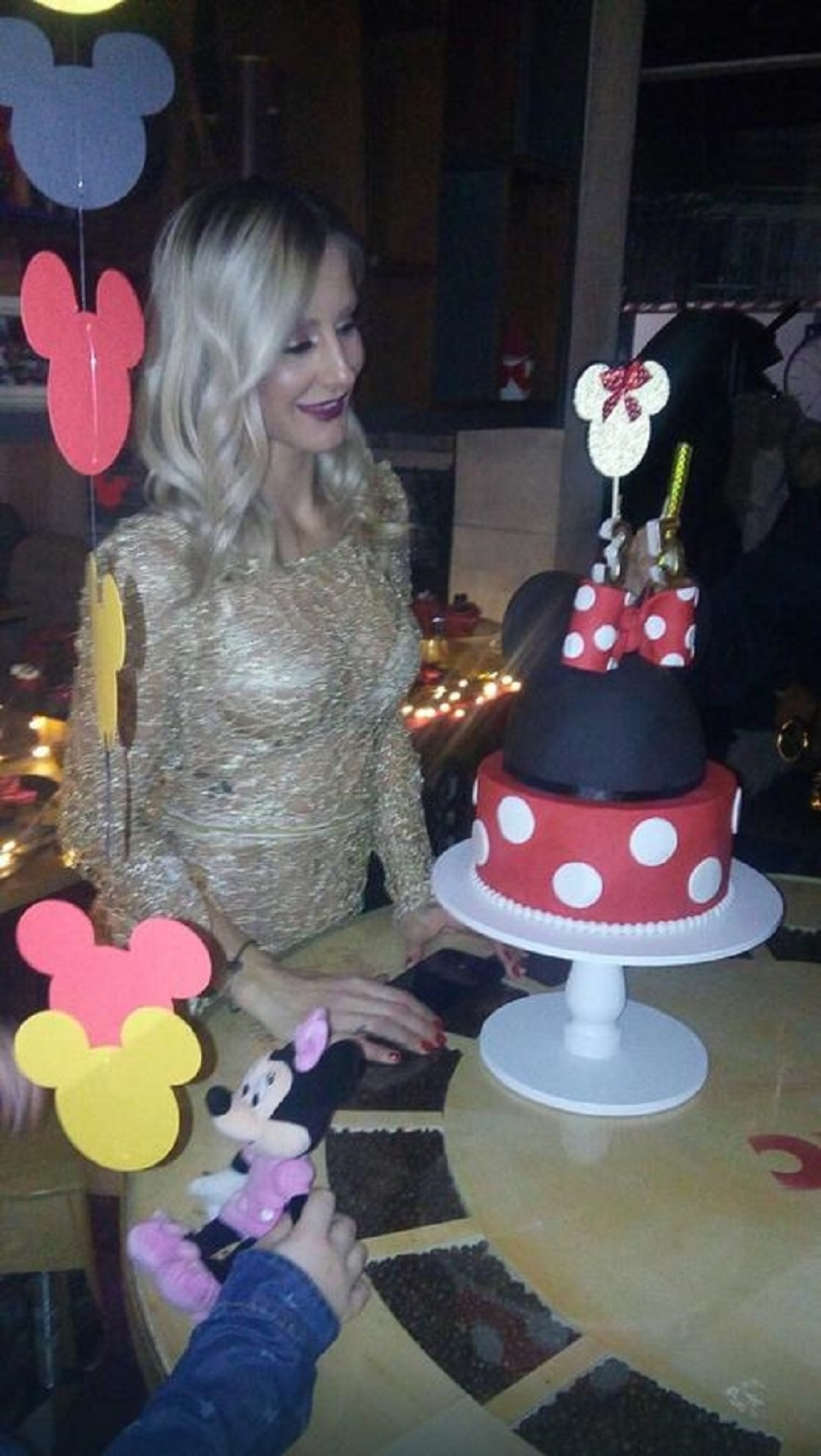 Milica Dabović svoje rođendanske poklone daje deci iz Svratišta