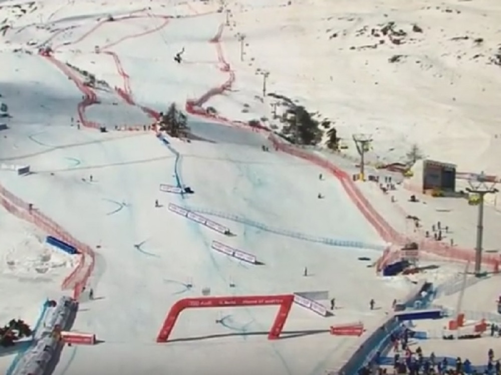 Avion oborio kameru na ski stazu (VIDEO)