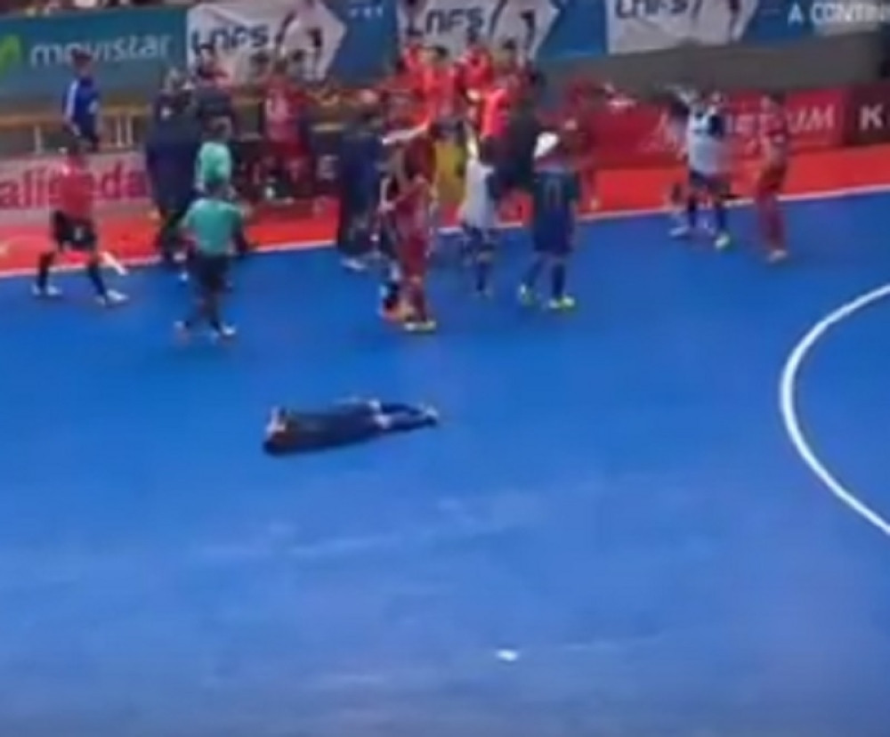 Brutalan nokaut na futsal meču (VIDEO)