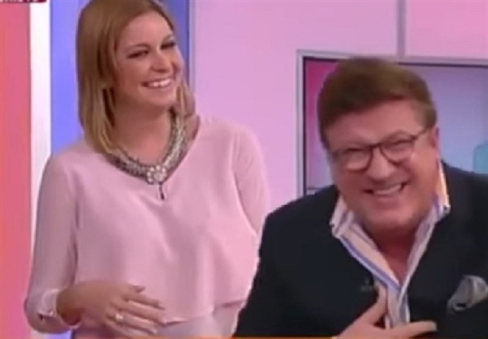 Usred emisije razgolitio voditeljku (VIDEO)