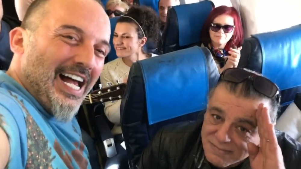 Cetinski održao koncert u avionu! (VIDEO)