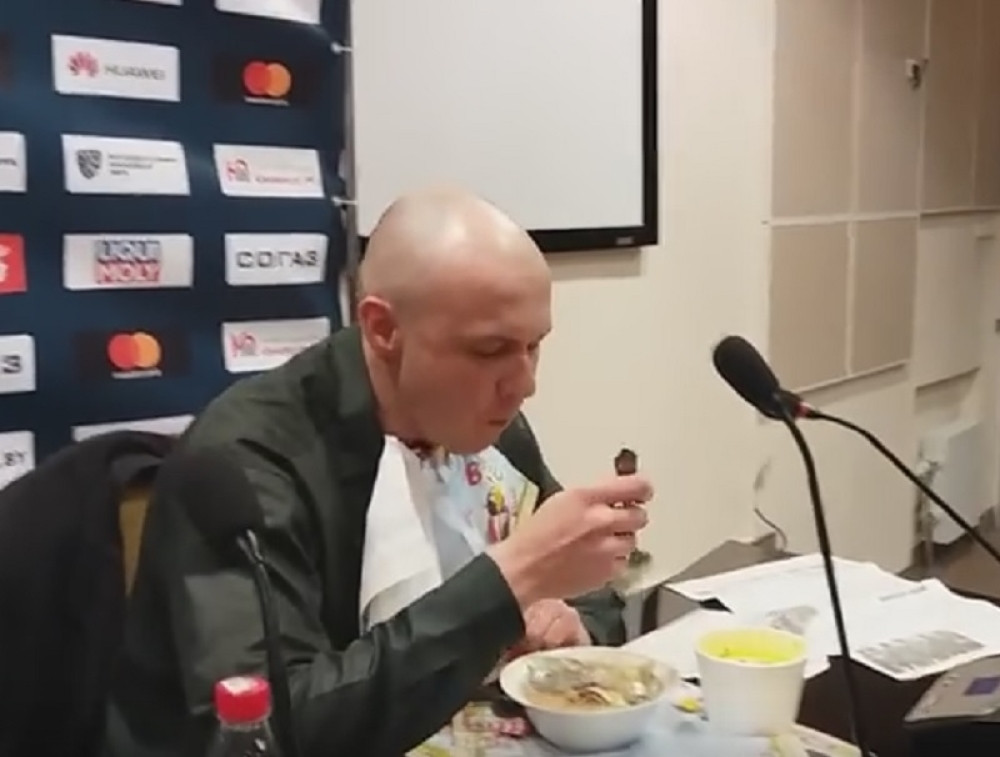 Pojeo svoje tekstove uz supu, ali bukvalno! (VIDEO)