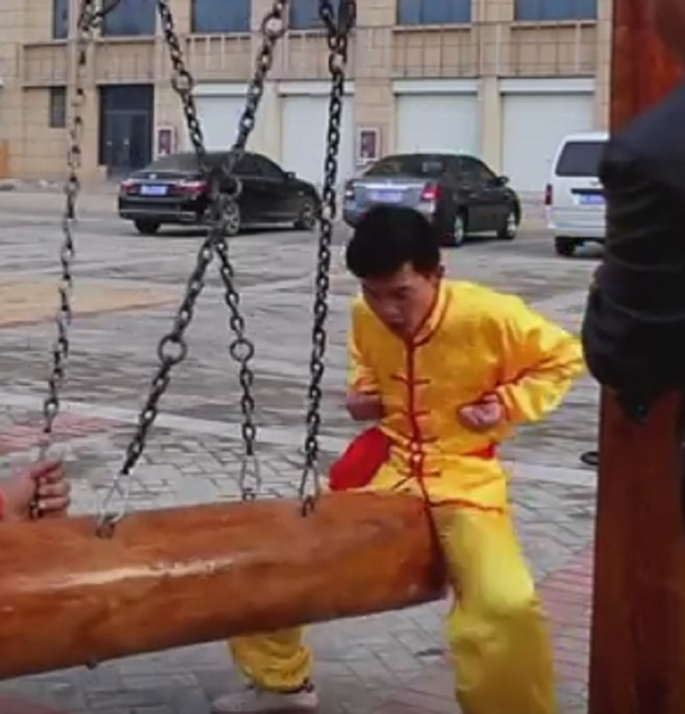 Jakim udarcima u mošnice leče erektilnu disfunkciju (VIDEO)