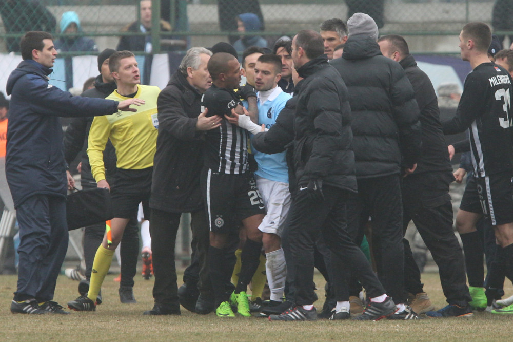 Radovci majmunskim kricima vređali Evretona (VIDEO)