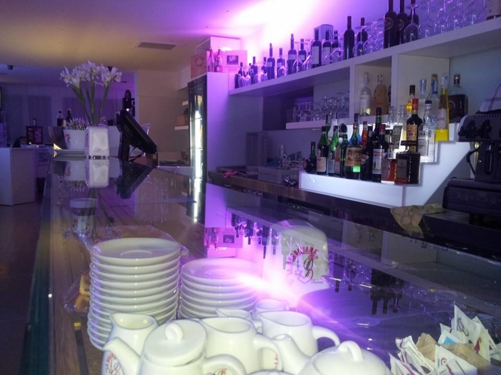 Sa krvavim licem pljačkao kafić