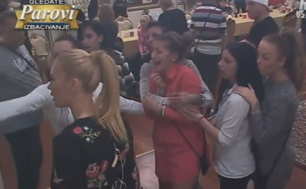 Dalila bacala nameštaj po vili! (VIDEO)