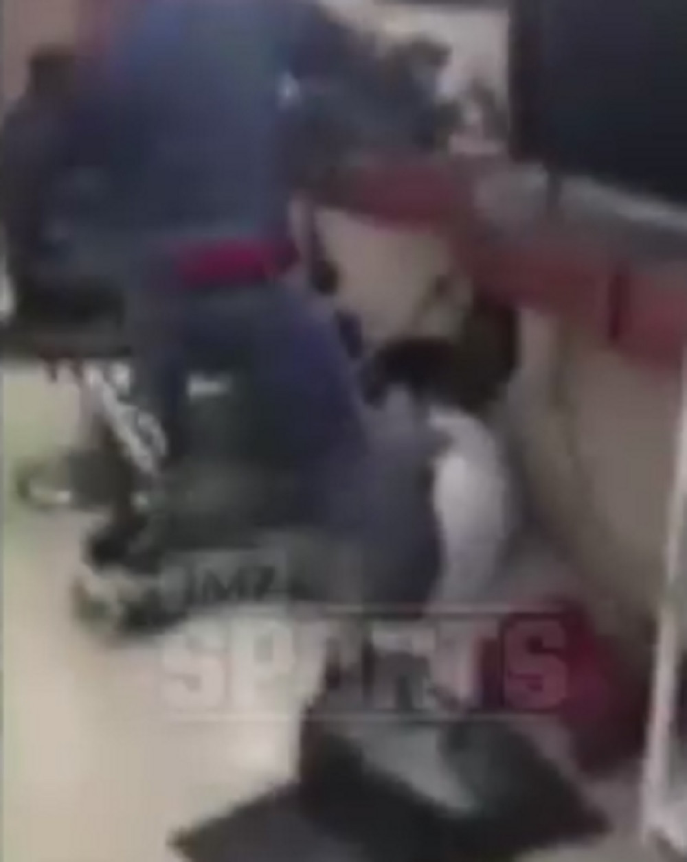 VIDEO~Gej bokser pretukao momka koji ga je vređao na Tviteru